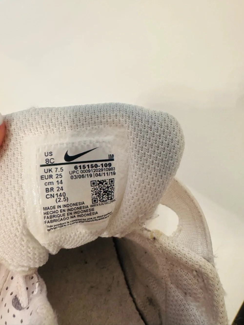 Nike 8C Kids White Perforated Velcro Sneakers, unisex - Picture 5 of 5